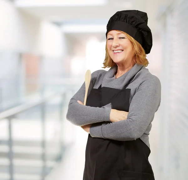 Retrato de mulher cozinheiro vestindo avental em um edifício moderno — Fotografia de Stock