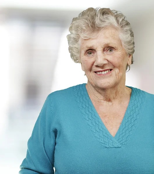 Porträtt av äldre kvinna leende, inomhus — Stockfoto