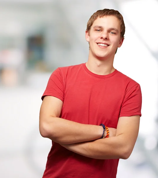Porträt eines jungen Mannes, der drinnen lächelt — Stockfoto