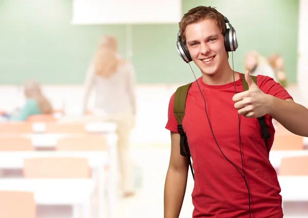 Porträtt av glad ung student lyssnar musik och gester — Stockfoto