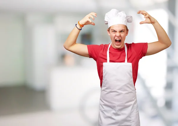 Πορτρέτο των νέων μάγειρας άνθρωπος φορώντας ποδιά κάνει επιθετικό gestur — Φωτογραφία Αρχείου