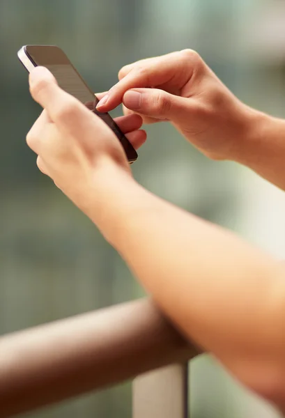 Ung man röra en modern mobil, närbild — Stockfoto