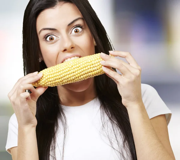 Femme mangeant une épi de maïs — Photo