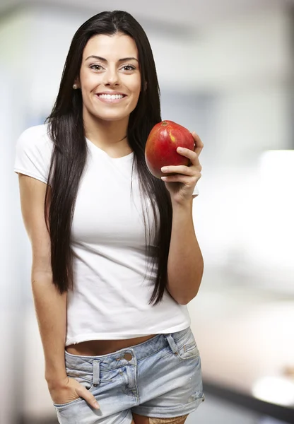 Woman holding a mango — Stockfoto