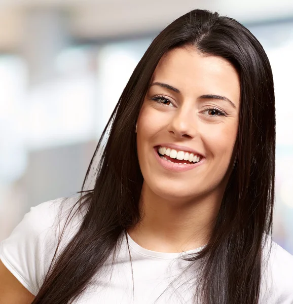 Portrait of young woman smiling indoor — Stock Photo, Image