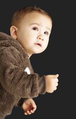 bir boz ayı sweatshirt ve l giymiş yakışıklı çocuk portresi