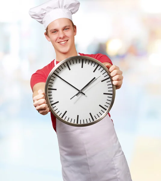 Chef sosteniendo un gran reloj —  Fotos de Stock