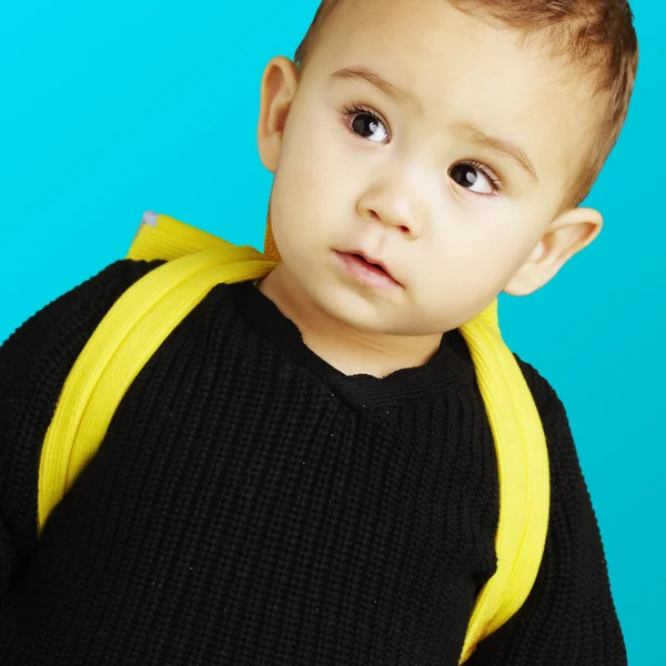 Retrato de criança adorável carregando mochila amarela sobre azul de volta — Fotografia de Stock