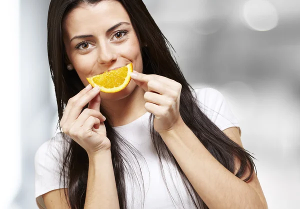 Mulher com um sorriso laranja — Fotografia de Stock