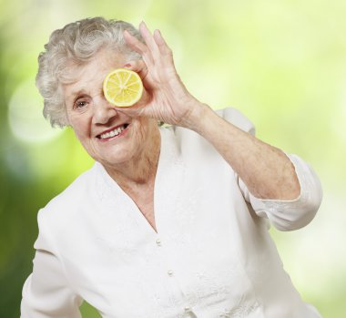 karşı göz önünde limonlu kadın kıdemli portresi