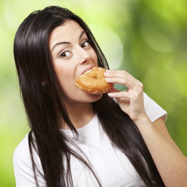 çörek yiyen kadın