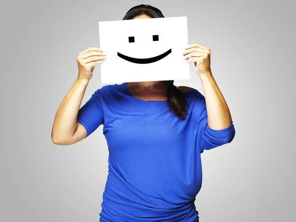 Vrouw met gelukkig emoticon — Stockfoto