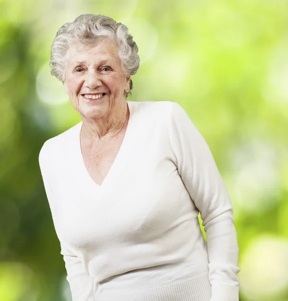 Mulher sênior bonita sorrindo contra um fundo de natureza — Fotografia de Stock