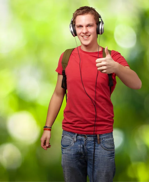 Portrait d'un jeune étudiant joyeux écoutant de la musique et faisant des gestes — Photo