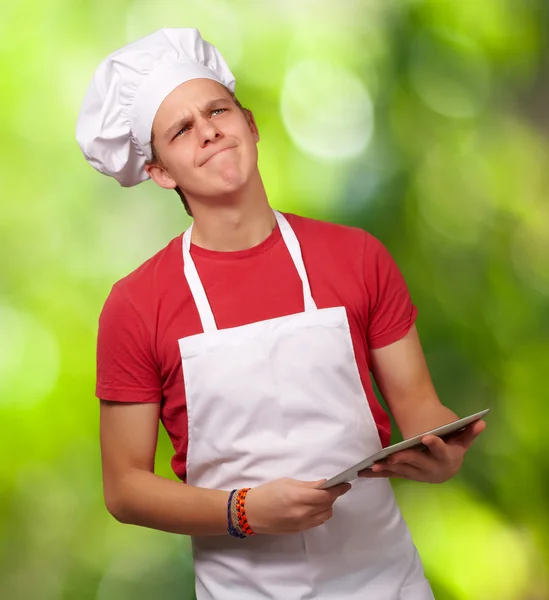 年轻厨师男子抱着一个数字平板和思维的肖像 — 图库照片