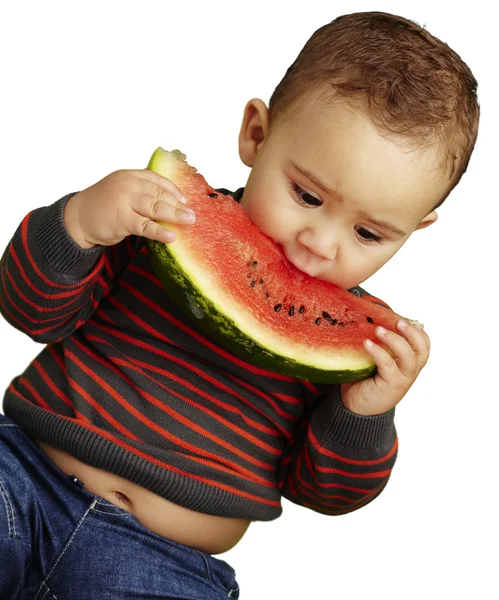 Porträt eines hübschen Kindes, das eine Wassermelone in der Hand hält und darüber saugt — Stockfoto