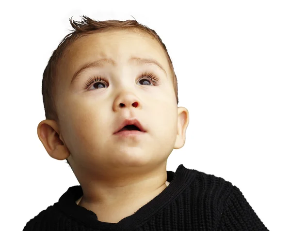 Portrait d'un bel enfant levant les yeux sur un fond blanc — Photo