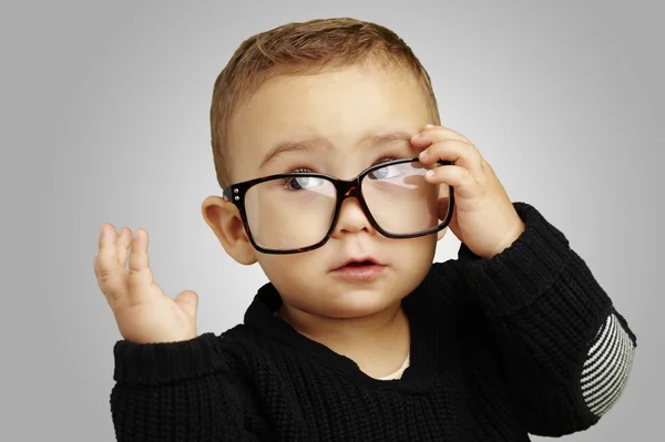 Portret poważne dziecko w okularach i robienie gest — Zdjęcie stockowe