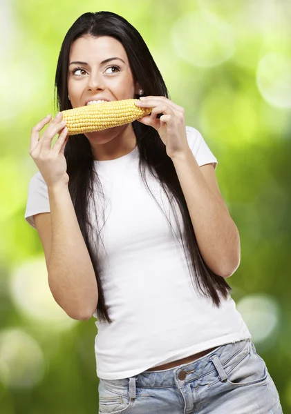 Mulher comendo um espiga de milho — Fotografia de Stock