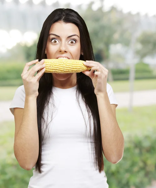 Mulher comendo um espiga de milho — Fotografia de Stock