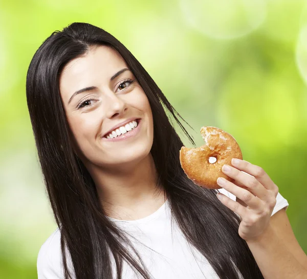 Woman holding a donut — Stock Photo, Image