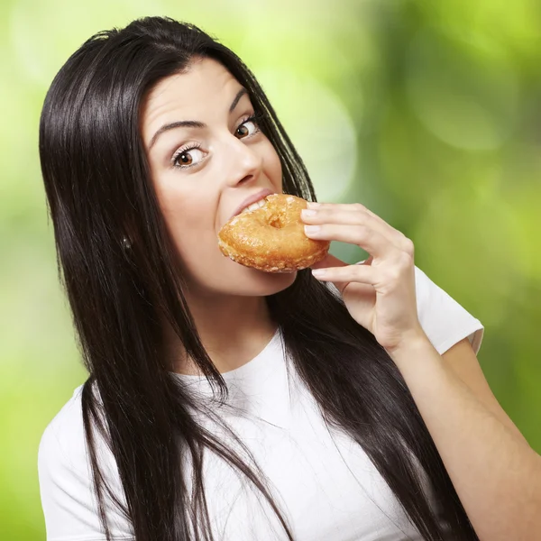 Mulher comendo um donut — Fotografia de Stock
