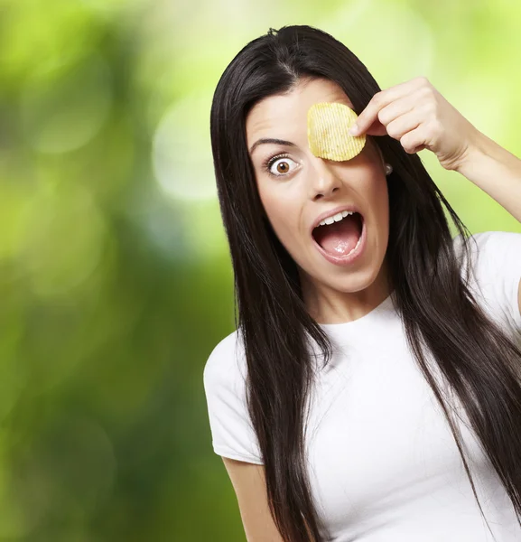 ジャガイモのチップを持つ女性 — ストック写真