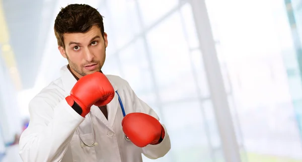 Läkare i röda boxning handglove — Stockfoto