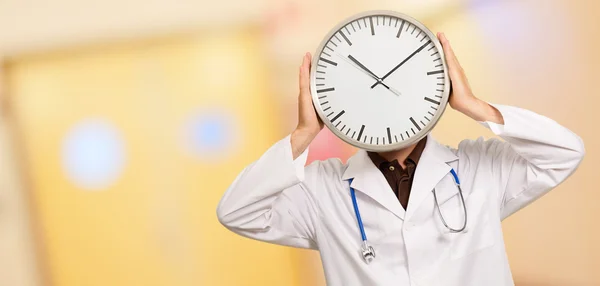 Porträtt av en läkare som innehar en klocka — Stockfoto
