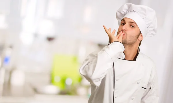 Masculino cozinheiro com uniforme branco — Fotografia de Stock