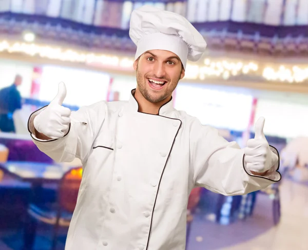 Мужской шеф-повар держит большой палец вверх — стоковое фото