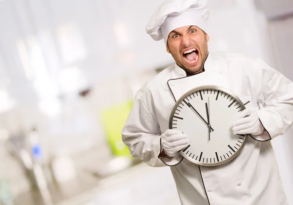 Chef segurando um relógio grande — Fotografia de Stock
