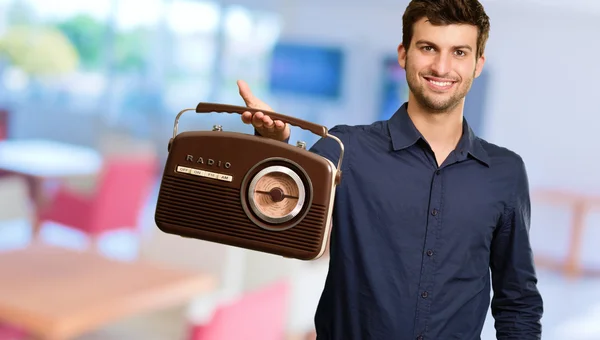 Retrato de joven feliz sosteniendo la radio — Foto de Stock
