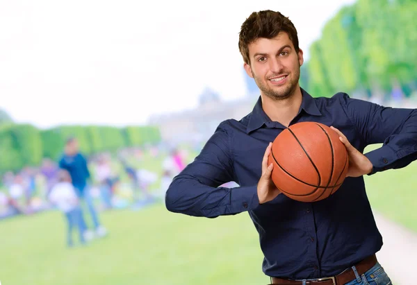 Portrait de jeune homme tenant le basket — Photo