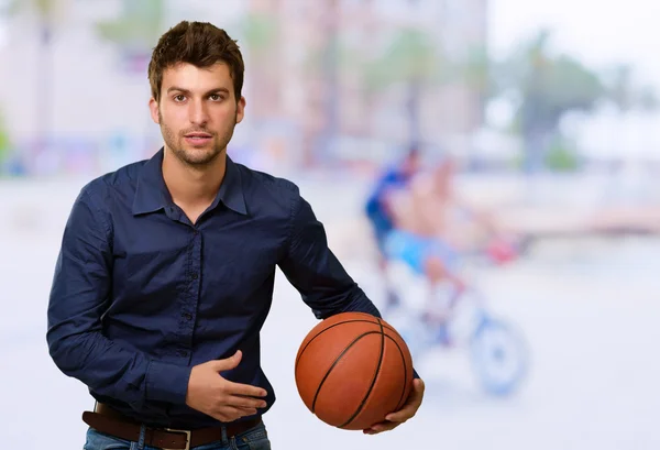 Potret pemuda yang memegang bola basket — Stok Foto