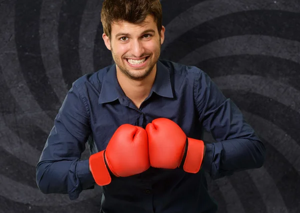 Портрет человека в красной боксерской перчатке — стоковое фото