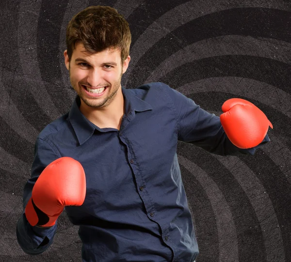Портрет человека в красной боксерской перчатке — стоковое фото