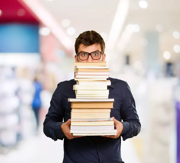 Mladý muž s knihami — Stock fotografie