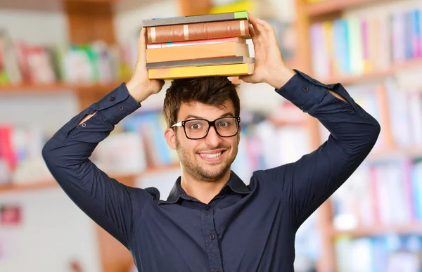 Junger Mann mit Büchern — Stockfoto
