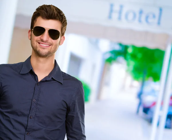 Aantrekkelijke jongeman met sunglasse — Stockfoto