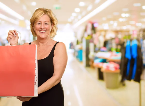 Retrato de una mujer sosteniendo la bolsa de compras — Foto de Stock