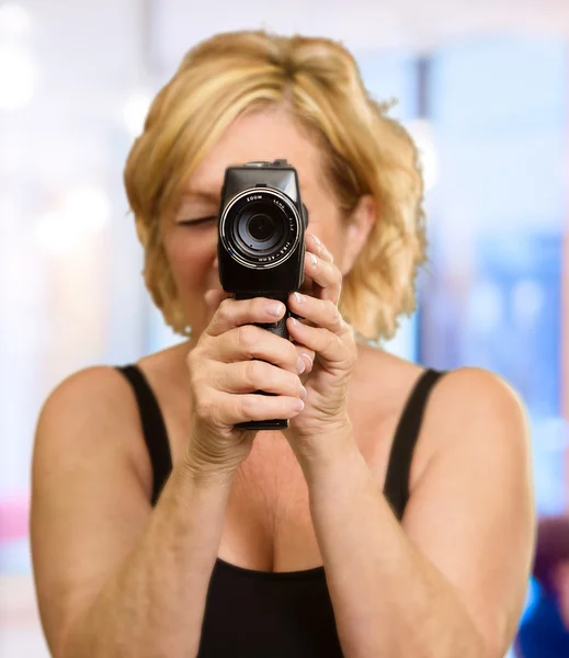 Femme regardant à travers une caméra — Photo