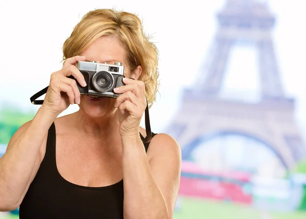 Nő kezében egy fényképezőgép — Stock Fotó