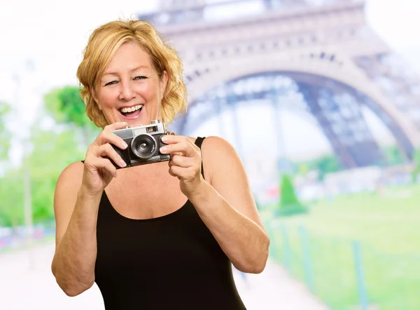 Vrouw die een camera vasthoudt — Stockfoto