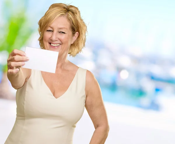 Boş kart gösteren kadın — Stok fotoğraf