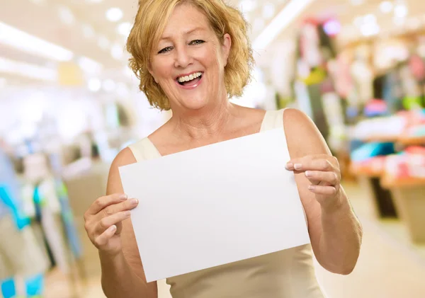 Mulher mostrando cartão em branco — Fotografia de Stock