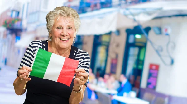 Egy idős asszony betöltő Flag portréja — Stock Fotó