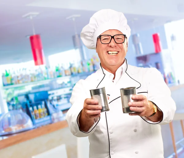 Retrato de um Chef segurando bebida — Fotografia de Stock