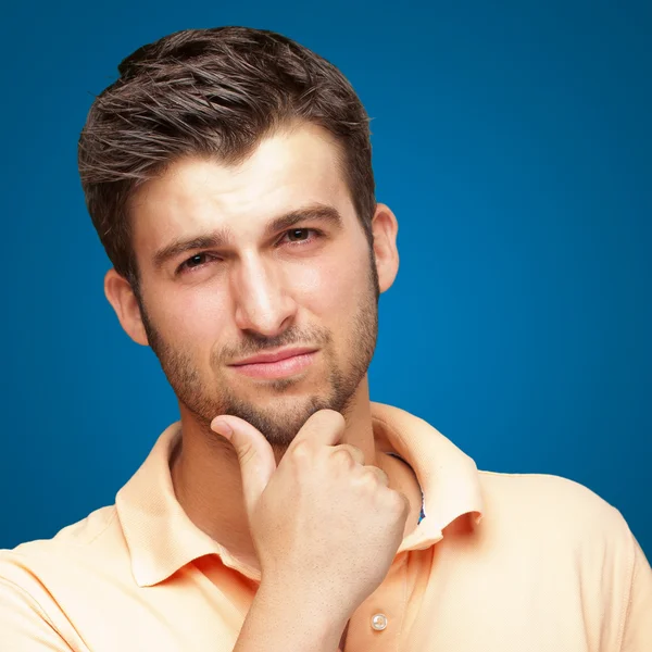 Portrét mladého muže, dotýká se brada — Stock fotografie
