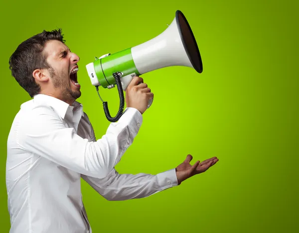 Porträtt av en man skrek i en megafon — Stockfoto